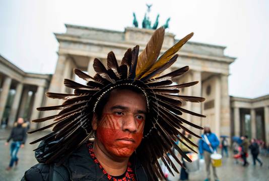 Een lid van de Braziliaanse Tuxa-stam in Berlijn.