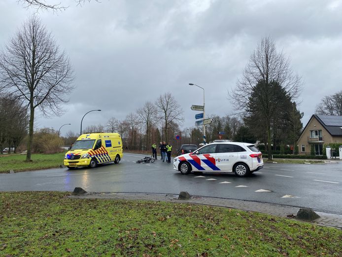 Fietser en auto botsen op Deurningerstraat in Hengelo.