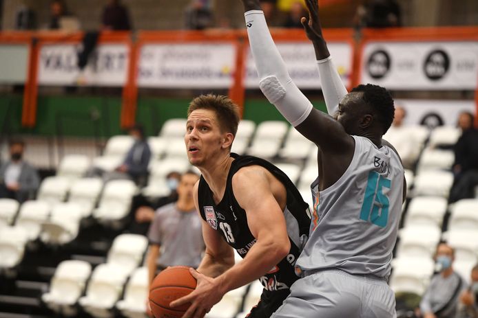 Yannick Desiron (Limburg United) in duel met Pape Badji van Phoenix Brussels.