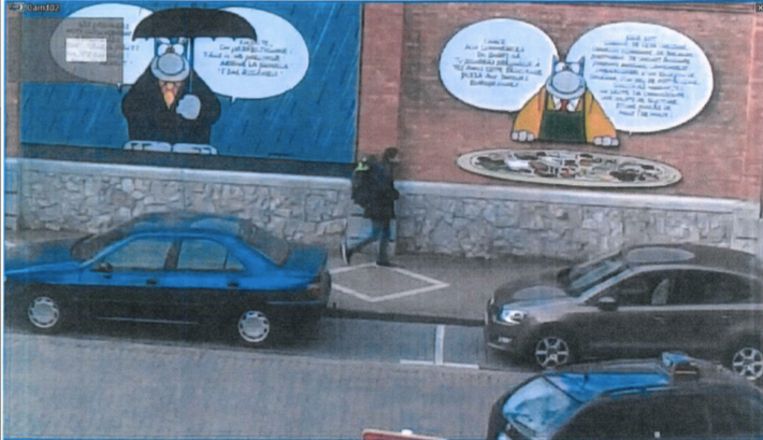 Osama Krayem loopt met de bom in zijn rugzak over de Waversesteenweg. ‘Daar ga je niet mee naar de politie.’
 Beeld rv