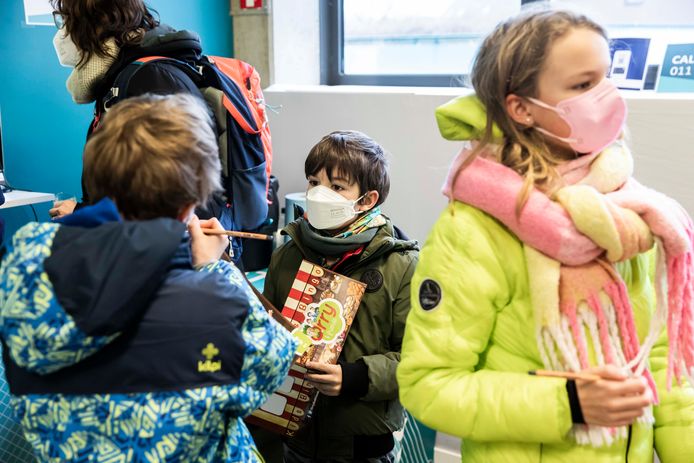 Eerste kindervaccinaties in ELZ Noord-Limburg, Peer. 
Mama Martine met haar kinderen Ruben, Jens en Lisa.