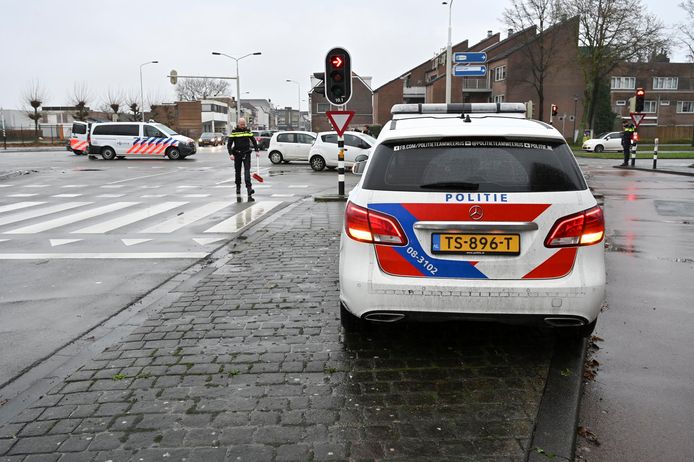 Twee auto's zijn woensdagmiddag rond 14.10 uur met elkaar in botsing gekomen op een kruispunt van de Haagweg met de Vincent van Goghstraat in Breda.