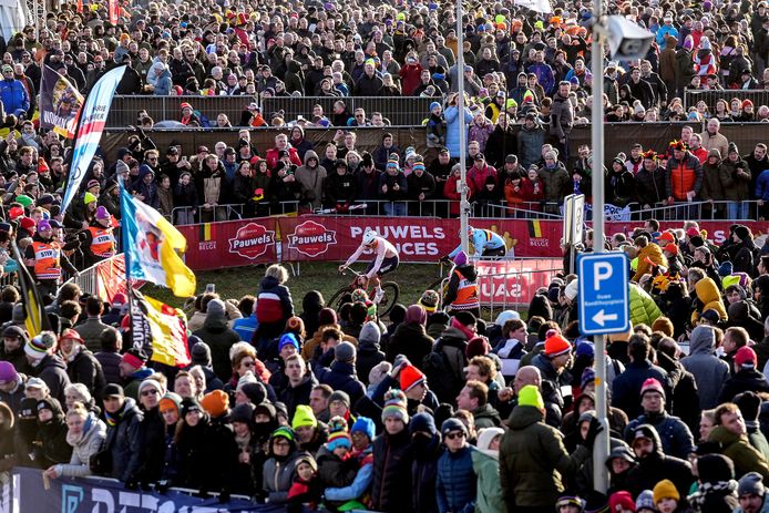 De massa van 55.000 bezoekers die de strijd tussen Mathieu van der Poel en Wout van Aert kwamen aanschouwen op het WK veldrijden in Hoogerheide leidde tot vertraging en opstoppingen, maar niet tot een verkeersinfarct.