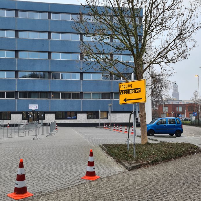 Annemiek Troch stond vanochtend voor een dichte deur bij de vaccinatielocatie in Zwolle.
