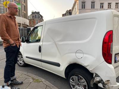 Bestuurster crasht met gestolen voertuig net voor Gentse Feesten-zone na politie-achtervolging