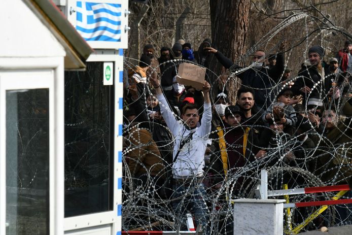 Migranten aan de Turkse kant van de grens met Griekenland.