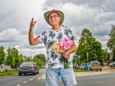 Goedlachse Arie (68) verkoopt zwaaiend gerbera’s langs de kant van de weg: ‘Ik kijk iedereen in de ogen’
