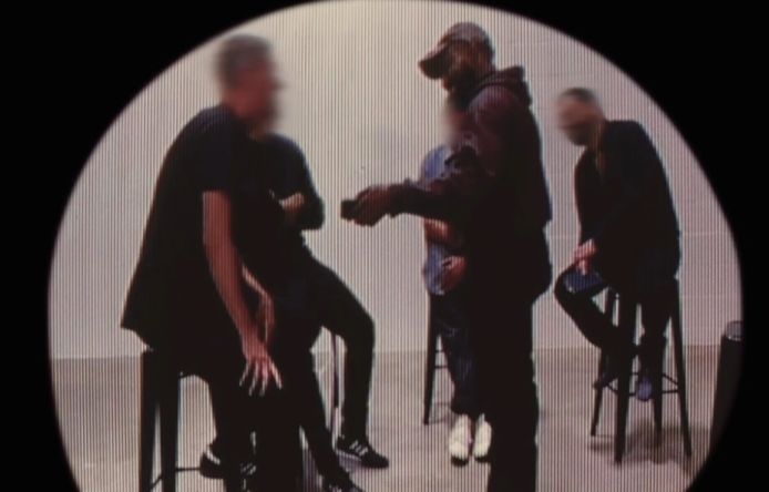 Kanye West toont porno aan Adidas-medewerkers.