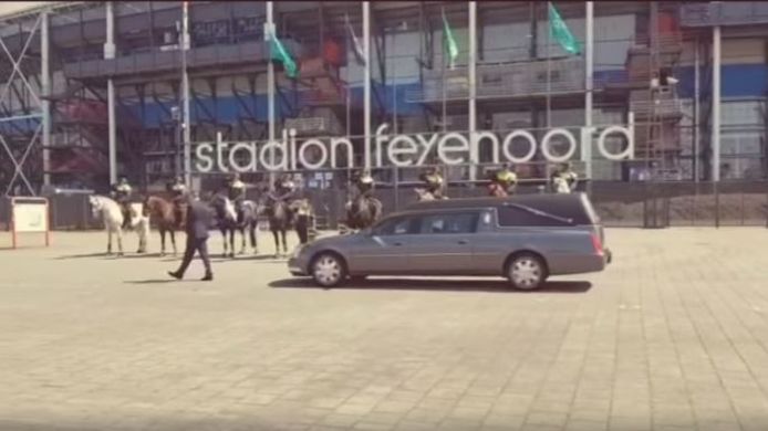 De politiepaarden en ruiters brachten een laatste groet aan de overleden Jopie Schouten.