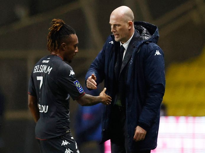 Clement met de handshake voor de Portugese flankaanvaller Gelson Martins, die hij na de pauze naar de kant haalde.