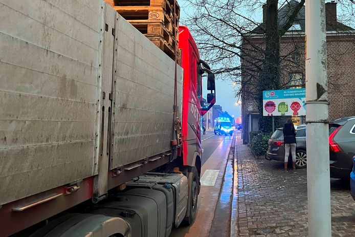 Vlakbij basisschool De Vlindertuin langs de Provincieweg in Borsbeke kwam een bromfietsster ten val en gebeurde een ongeval tussen een personenwagen en een vrachtwagen.