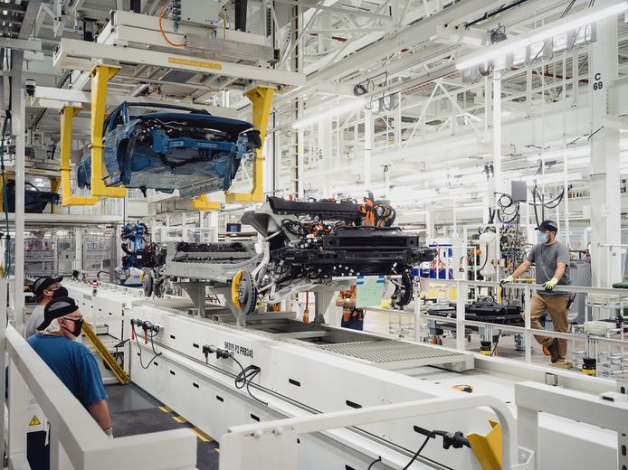 Productiemedewerkers van Rivian zouden niet worden getroffen bij de reorganisatie van de Amerikaanse producent van elektrische auto's.