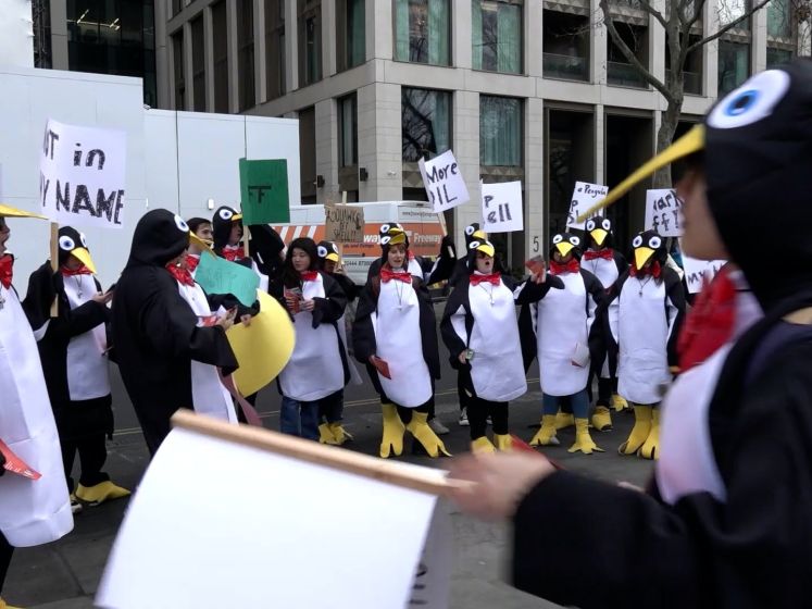 Britten demonstreren in pinguïnpakken tegen komst booreiland