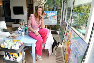 Fantasierijk werk Anna Keulen te zien tussen de meubels bij eerste editie Art Bavel