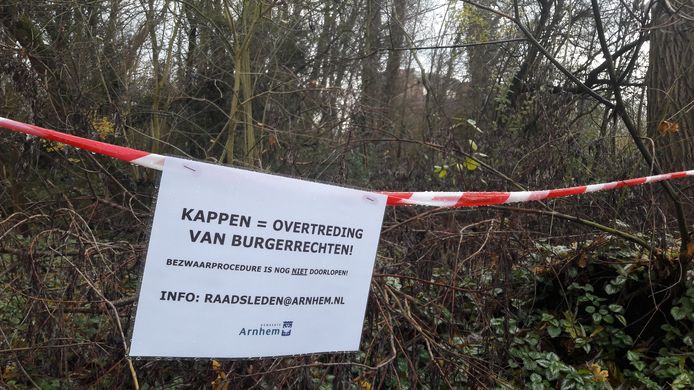 Protest van omwonenden bij het bosje aan de Wassenaarweg in Arnhem, waar de nieuwbouw van Moviera moet komen.