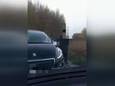 La scène s’est déroulée mercredi dernier à Estinnes, non loin de la frontière française. Gaetano, un père de famille, a aperçu un homme en train de se débarrasser du contenu de sa remorque dans un champ sur le côté de la route. Interpellé, le contrevenant s'est directement montré agressif.