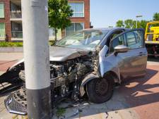Automobilist knalt tegen trolleymast in Arnhem en raakt gewond