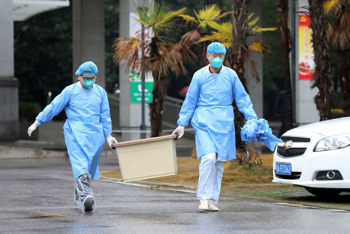 Hulpverleners bij een ziekenhuis in miljoenenstad Wuhan, waar het virus uitbrak.