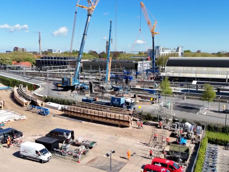 Dronebeelden: bouw van passerelle in Zwolle begonnen