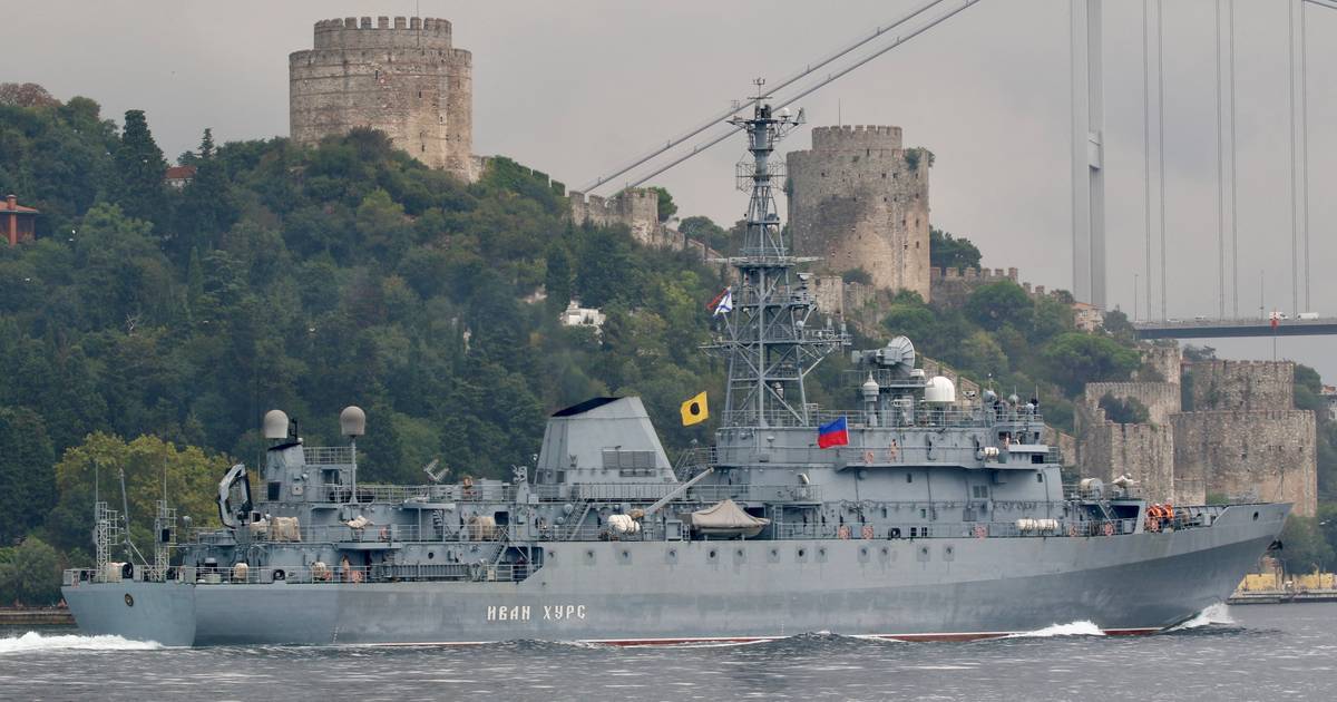 смотреть.  Украинский беспилотник-камикадзе нанес удар по российскому кораблю в Черном море |  снаружи