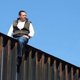 Mexicaans parlementslid kruipt op grensmuur: "Kijk hoe nutteloos plan van Trump is"