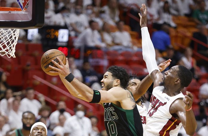 Jayson Tatum en Bam Adebayo (R).