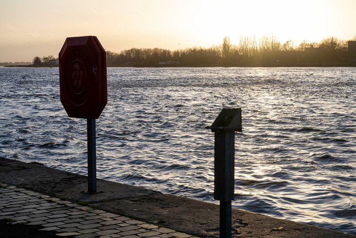 Het water bleef net onder de blauwe steen aan het Steenplein.