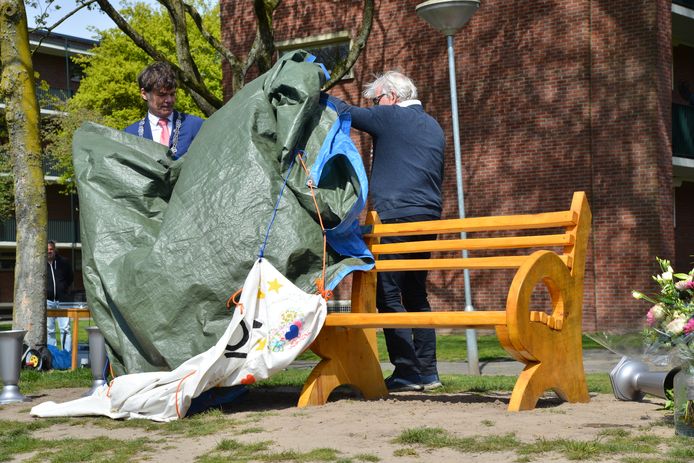 Bankje onthuld in de wijk Boeimeer ter nagedachtenis aan de omgebrachte Megan.