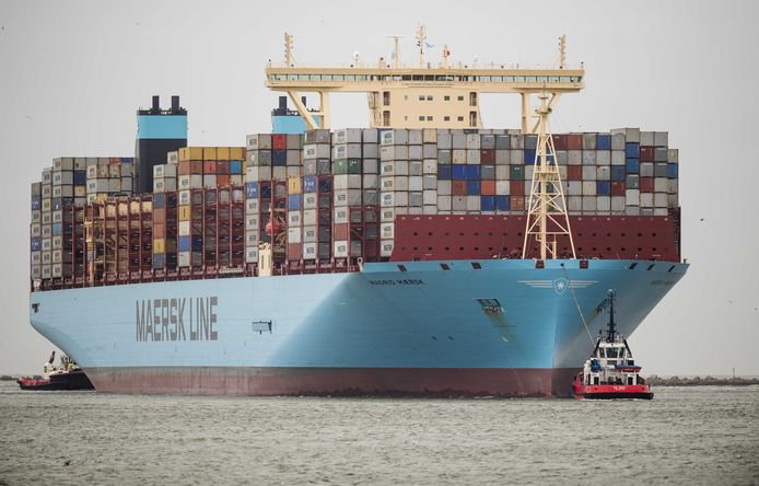 Containerschip Madrid Maersk van de Deense rederij Maersk Line komt aan in de Rotterdamse haven.