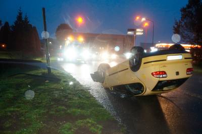 Auto op zijn kop in Wijk en Aalburg na botsing op lantaarnpaal