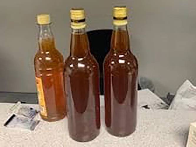 Leon 82 dagen onschuldig vast voor binnenbrengen van drie flesjes honing in VS