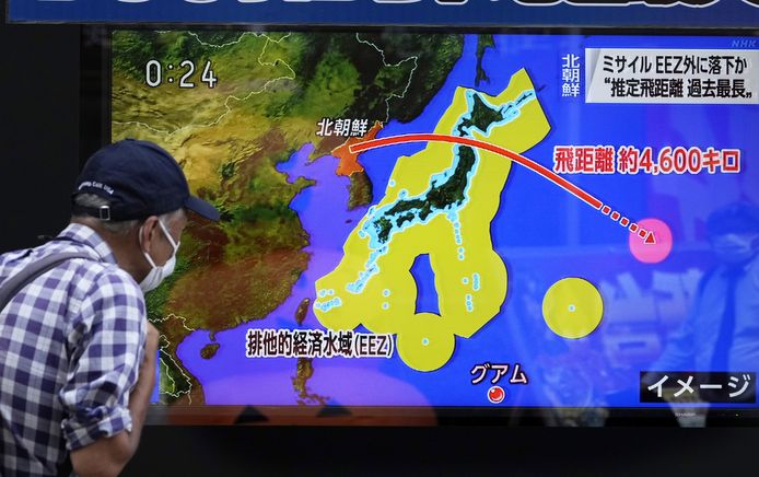Een man bekijkt in Tokio een bericht over de raket die vanuit Noord-Korea eerder deze week over Japan heen vloog.