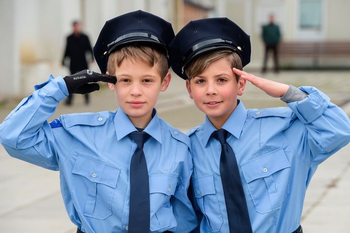 Twee jonge Kosovaren verkleed als politieagenten vieren alvast het tienjarig bestaan van de onafhankelijkheid van de Republiek Kosovo. Morgen is het precies 10 jaar geleden dat Kosovo zich afscheidde van Servië. Foto Armend Nimani