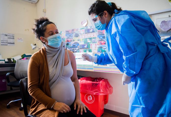Une femme enceinte reçoit une dose du vaccin (Montevideo, Uruguay, 9 juin 2021, archive d'illustration)