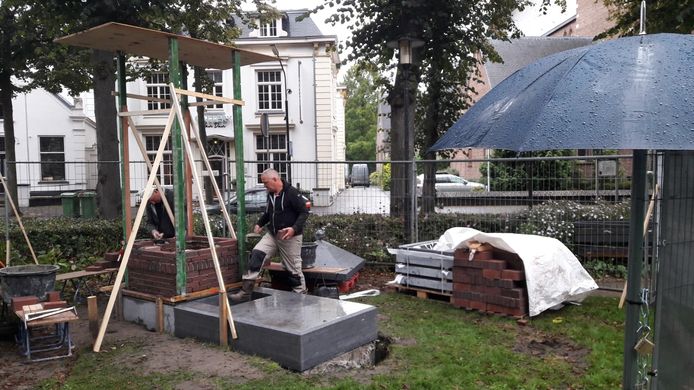 Werknemers van de Moergestelse aannemer Verhoeven werken aan de nieuwe dorpspomp op De Lind in Oisterwijk.