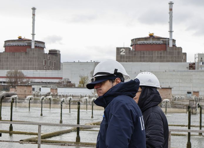 Rafael Mariano Grossi tijdens zijn bezoek aan de kerncentrale in de Oekraïense regio Zaporizja vandaag.