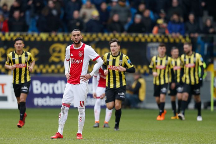 Frustratie bij Hakim Ziyech. Door de nederlaag tegen Vitesse kan Ajax de titel vrijwel zeker vergeten.