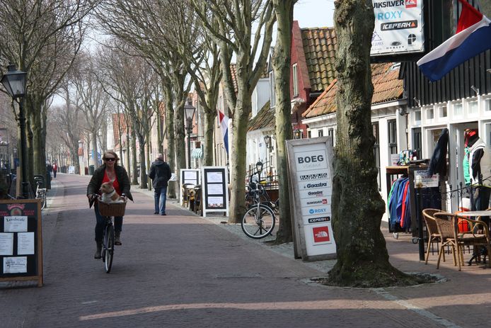 Fietsen door de Dorpsstraat op Vlieland.