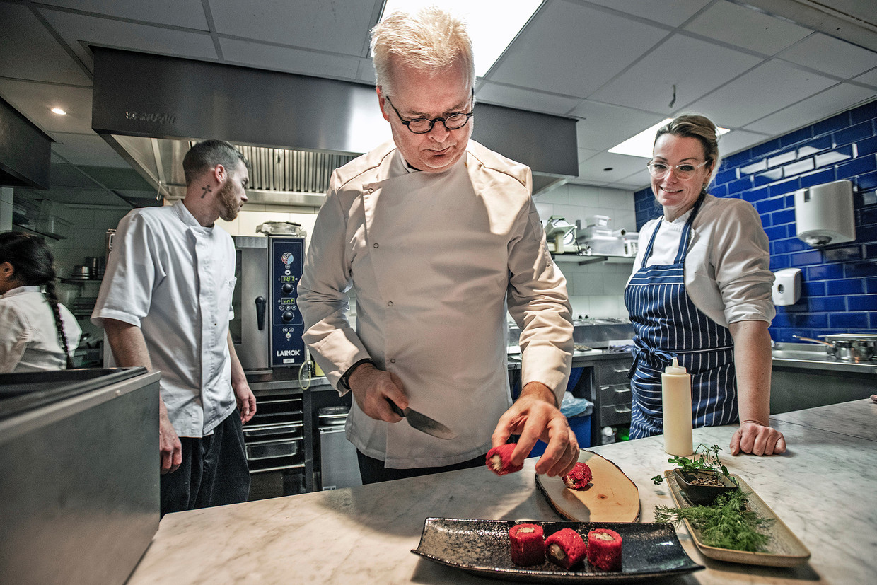 Chefkok van restaurant De Vegetarische Slager. Directeur Jaap Korteweg verwacht dat vleesvervangers over tien jaar goedkoper zijn dan vlees. Beeld Guus Dubbelman / de Volkskrant