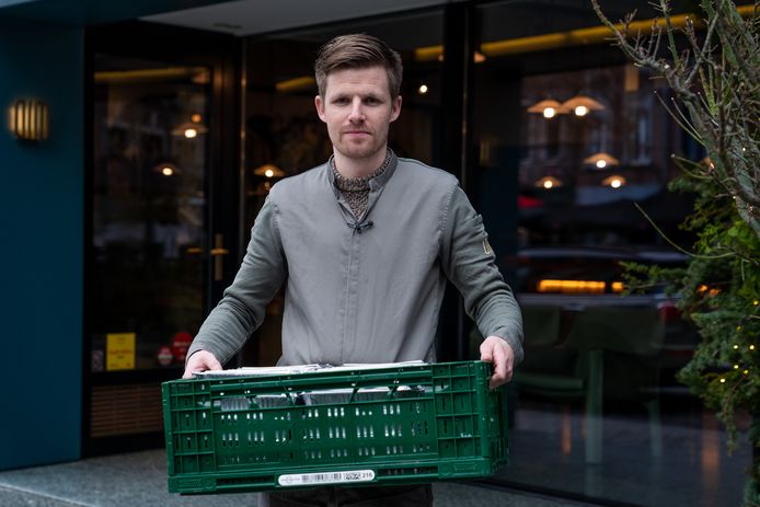 Jonas Kellens van restaurant DIM Dining maakte 70 maaltijden voor daklozen.