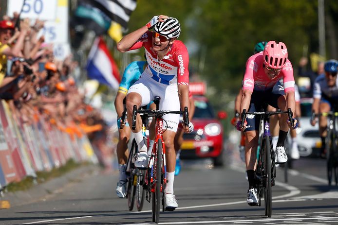 Winnaar Mathieu van der Poel viert  zijn overwinning tijdens de Amstel Gold Race. Van der Poel leek na een mislukte vroege aanval kansloos voor de winst. Maar in de slotkilometer achterhaalde hij met een groepje de Fransman Julian Alaphilippe en de Deen Jakob Fuglsang.