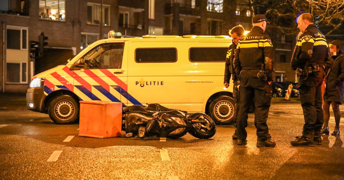 Scooterrijder raakt gewond na botsing met auto op kruispunt Apeldoorn.