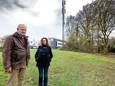 Wil Giesbers en Angelique Janssen, bewoners van het Rembrandterf en Olmenlaan (woonwagenkamp) in Vught, hebben al een zendmast en de A65 in hun achtertuin. Als het aan ProRail ligt, komt daar nog een groot stroomstation bij.
