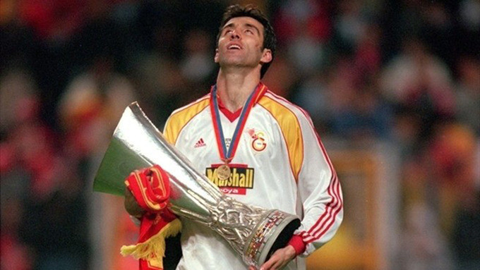 Folle nuit à Copenhague. Le 17 mai 2000, Hakan Sükür et Galatasaray décrochent le premier trophée européen d'une équipe turque à la surprise générale face à Arsenal. L'équipe anglaise, déjà emmenée par Arsène Wenger, n'a d'ailleurs toujours pas remporté la coupe UEFA, rebaptisée depuis Ligue Europa.