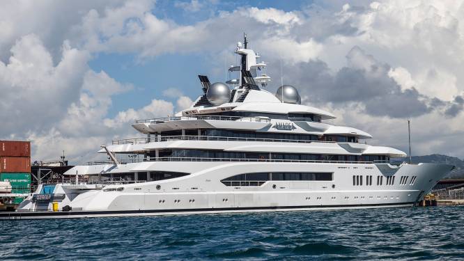 Superjacht Russische miljardair vlucht voor sancties naar andere kant oceaan, maar Fiji laat het niet meer vertrekken