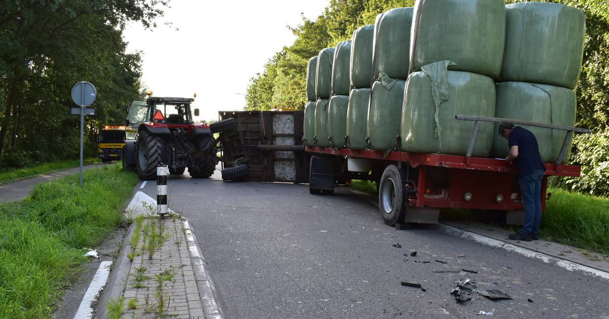 Aanhanger met hooibalen slaat om bij aanrijding in Ressen.