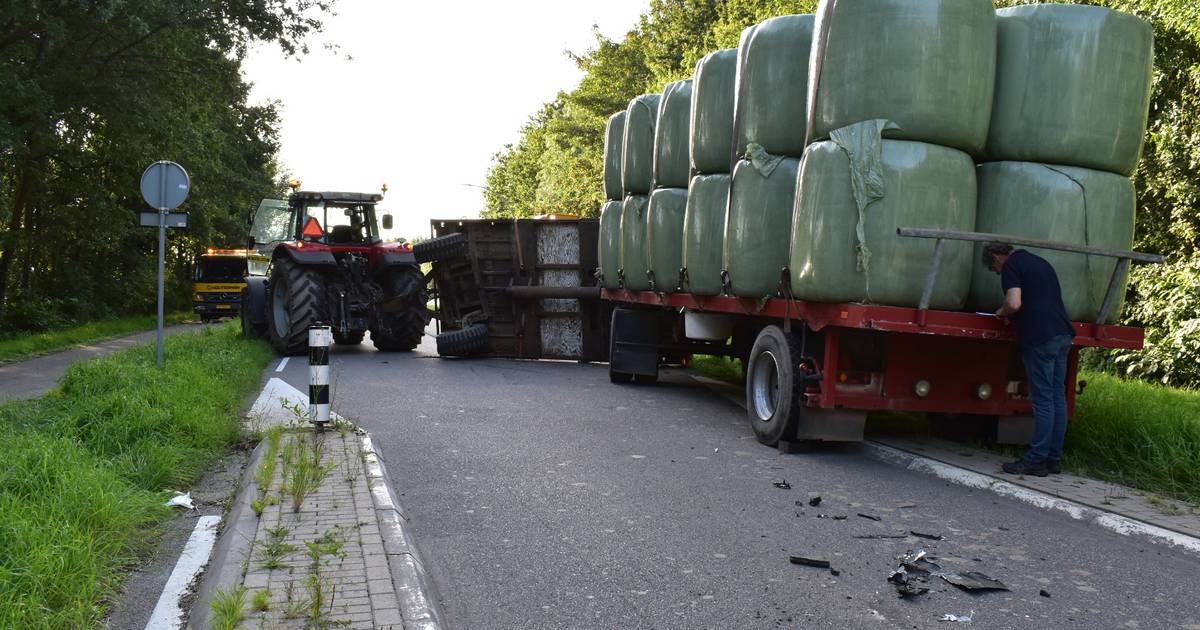 Trailer with hay bales overturns in collision in Ressen |  Lingewaard