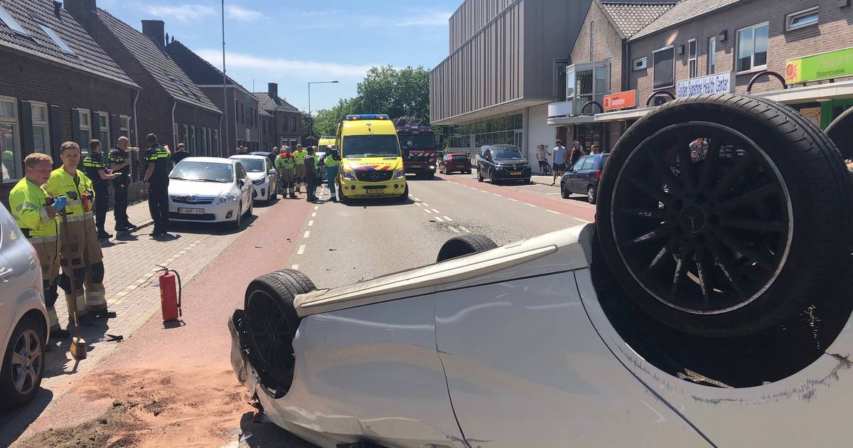 Spectaculaire botsing in centrum Uden, geen gewonden.
