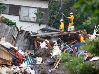 Reddingswerkers zoeken naar overlevenden modderstroom in Japan