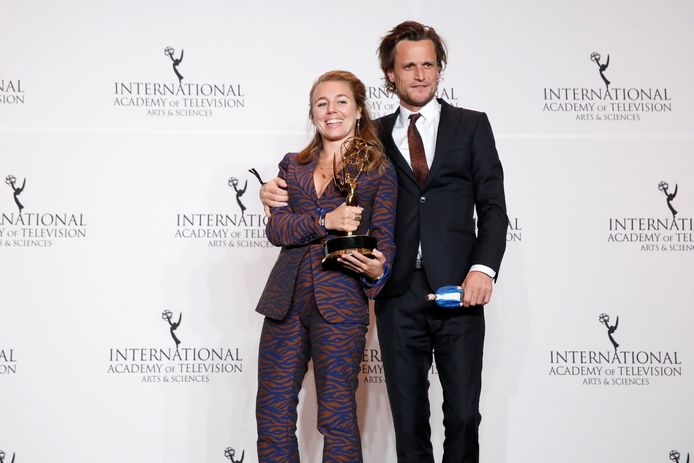 Sofie Peeters en partner Tim Van Aelst bij de uitreiking van hun International Emmy Award voor ‘Hoe zal ik het zeggen?’